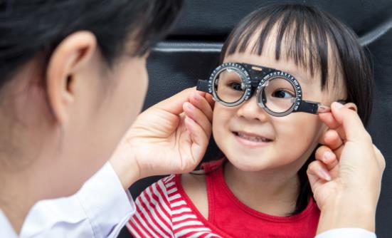 宅娃多近视 小孩子近视眼分清真假近视再对症下药